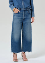 Load image into Gallery viewer, Ayla Raw Hem Crop

